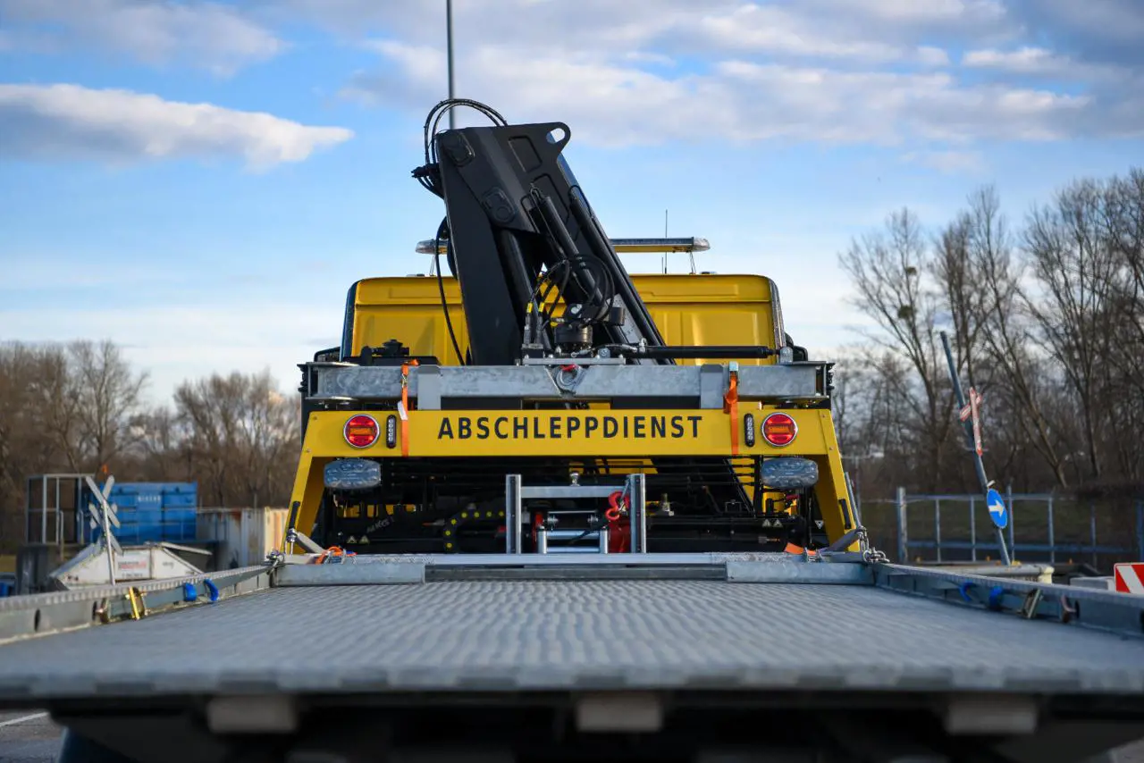Crane Equipped Recovery Truck visual 2